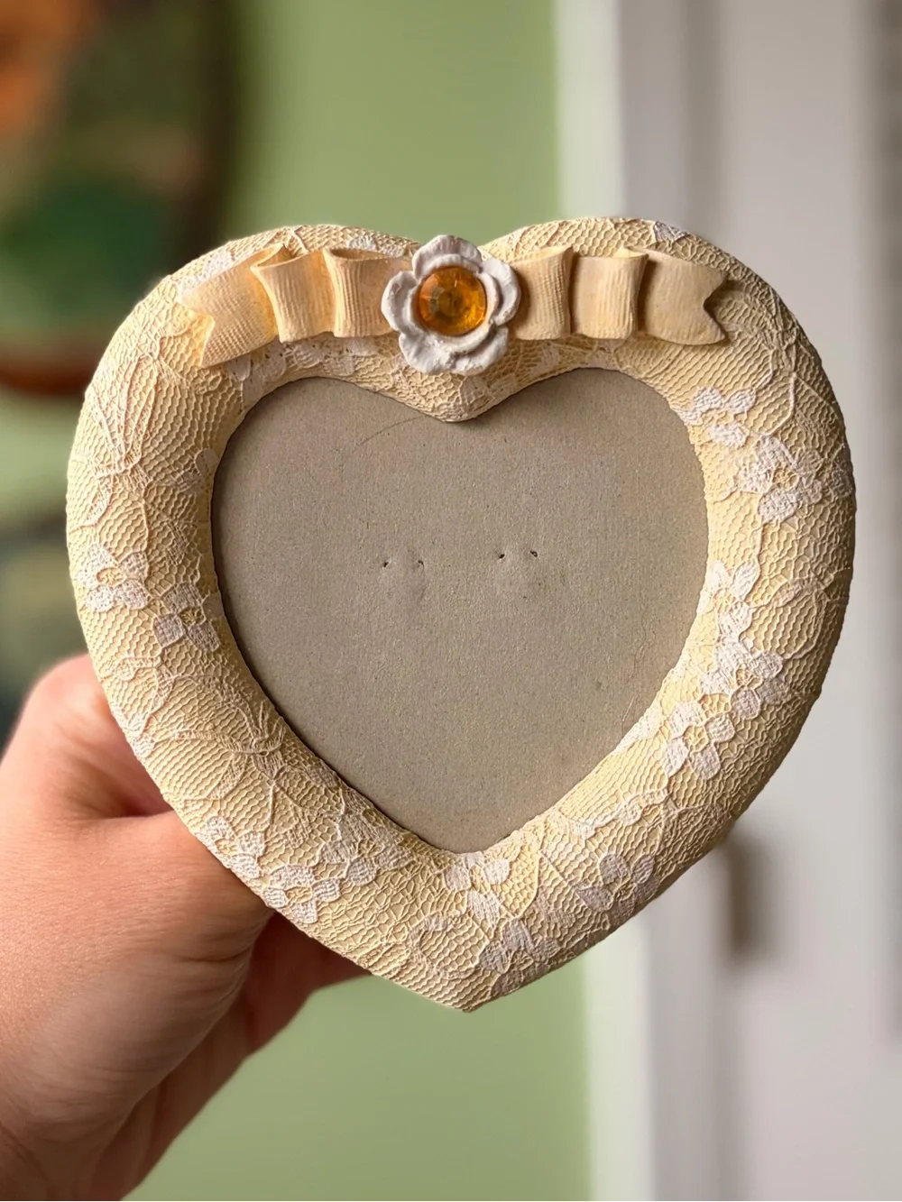 Heart-Shaped Lace Photo Frame in Cream Vintage Accent